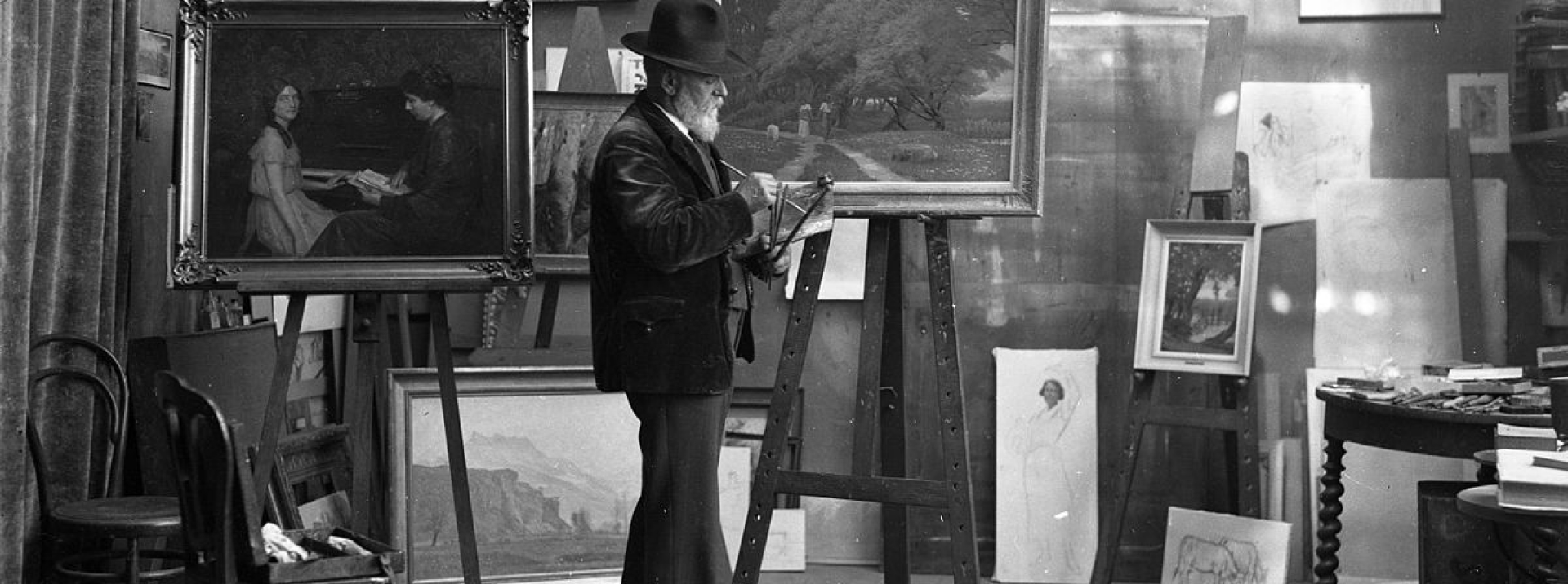 L'artiste peintre d'Aigle Frédéric Rouge dans son atelier dessinant l'étiquette du vin des Murailles.