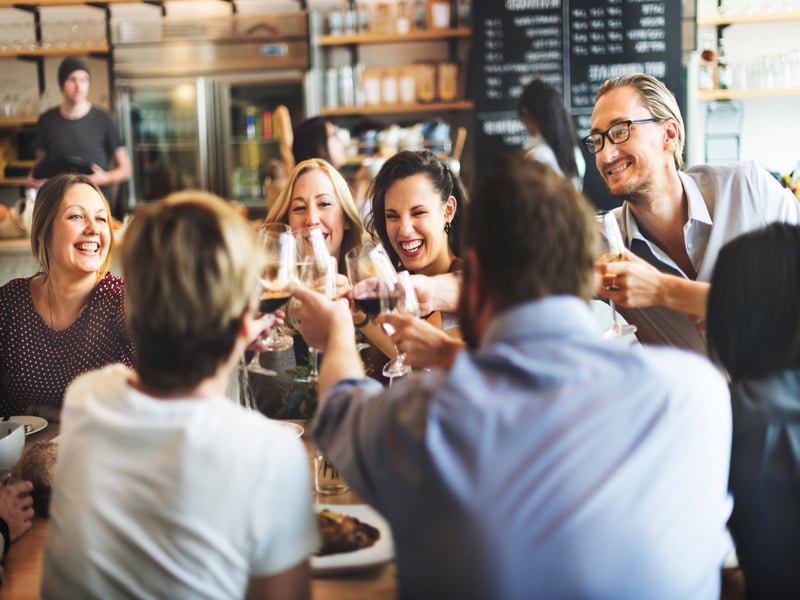 Dégustation de vin entre amis