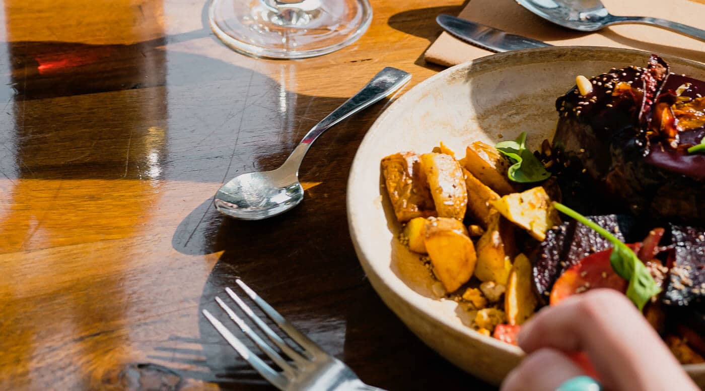 Plat de chasse, viande de gibier et vin Murailles Rouge de la Maison Henri Badoux.